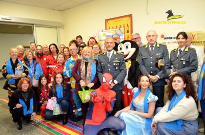 Le Fiamme Gialle incontrano i bimbi nell’ospedale di Pescara, insieme ai volontari dell’“ADRICESTA”, in occasione delle festività pasquali