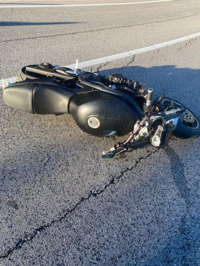 La vittima era alla guida della sua moto quando ha perso il controllo del mezzo finendo contro il guardrail. 