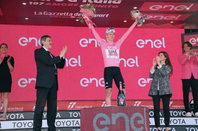 Giro d’Italia: Marsilio premia la maglia rosa Pogacar: legame indissolubile tra l'Abruzzo ed il ciclismo