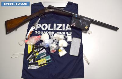Arrestato per spaccio di droga: sequestrati 506 Grammi di cocaina e un fucile da caccia