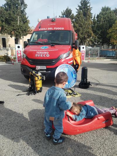 "Caserme aperte" a Teramo: successo per l'iniziativa dei Vigili del Fuoco per promuovere la cultura della sicurezza