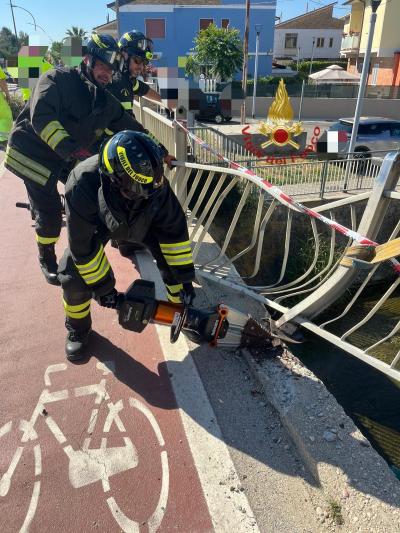 Incidente stradale a Pescara: auto fuori strada finisce sotto un ponte