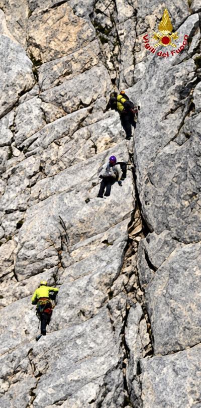 Gran Sasso, due escursionisti bloccati dal ghiaccio sul Corno Grande: decisivo l’intervento dell’elicottero dei Vigili del Fuoco