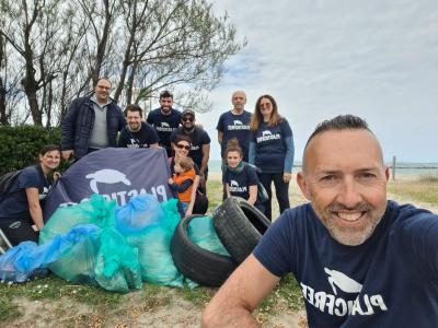 Giornata Mondiale della Terra, a Martinsicuro volontari raccolgono oltre 30 kg di rifiuti dalle spiagge