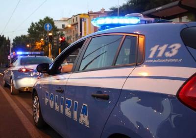 Pescara, controlli della Polizia alla movida: davanti a un locale notturno con un coltello in tasca, 20enne arrestato 