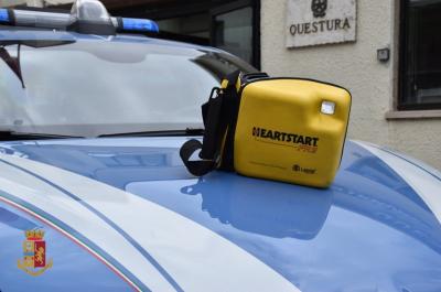 Le Volanti della Polizia di Stato di Teramo si dotano di un defibrillatore