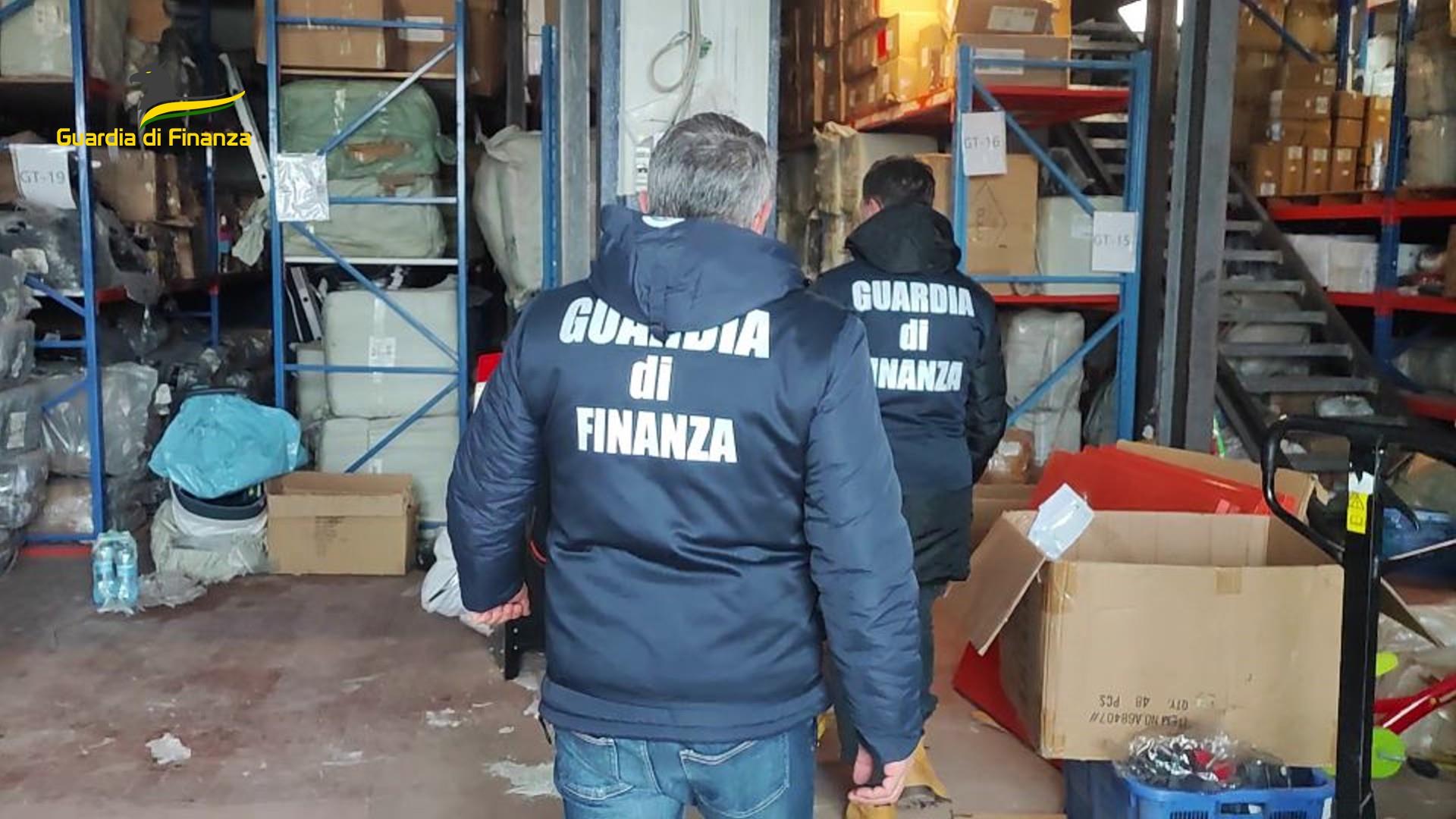 Piano d’Azione “Stop Fake” della GdF di Pescara. Sequestro di oltre un migliaio di accessori spacciati per “vera pelle”.