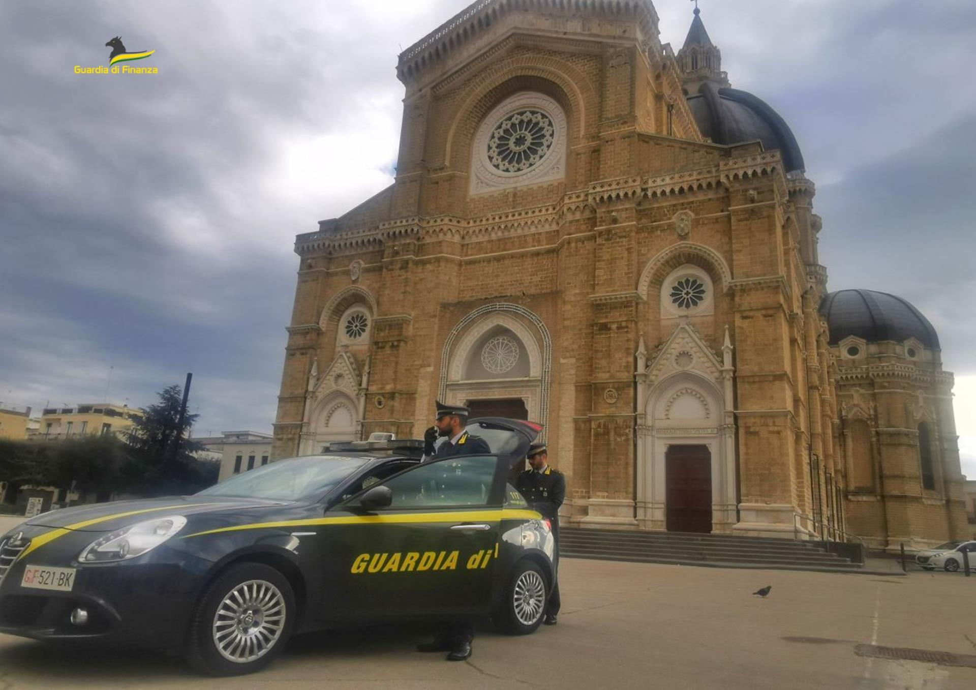 Guardia di Finanza Cerignola scopre frode fiscale da 15 milioni di euro nell'importazione di autovetture, concessionaria anche a Teramo 