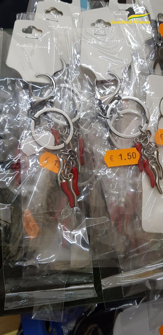 La Guardia di Finanza di Sulmona sequestra circa tremila articoli di bigiotteria in un negozio cinese