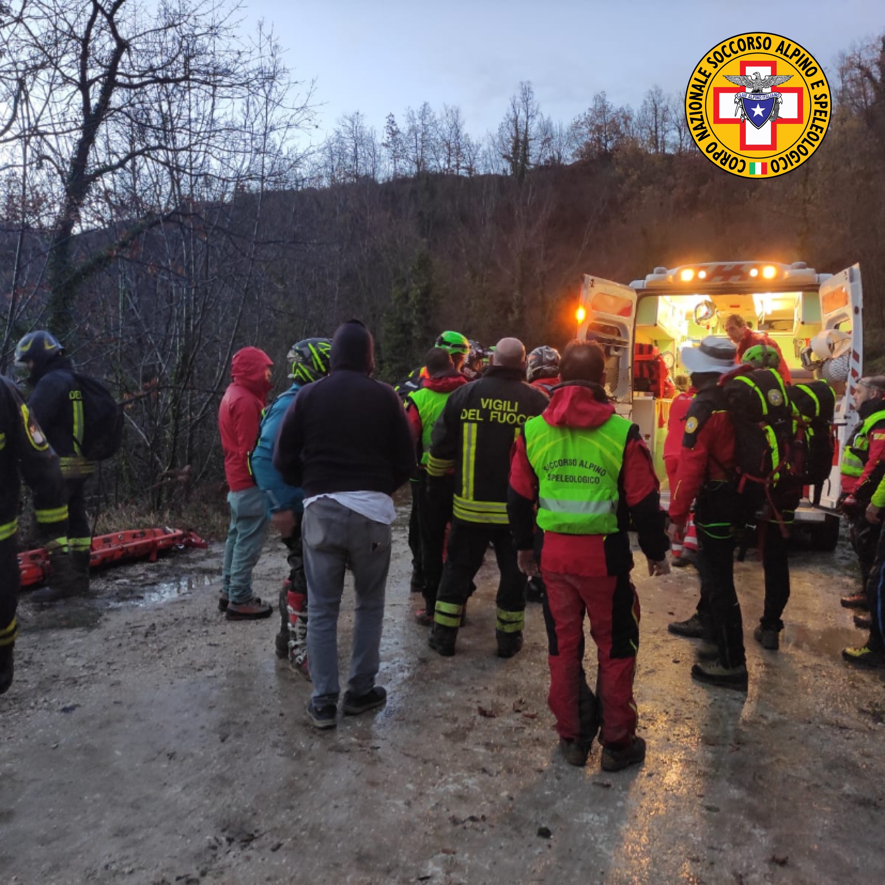 CNSAS, MOTOCICLISTA FINISCE IN UN CANALE DI SCOLO DOPO UN VOLO DI 3 METRI E DA IERI SI CERCA UN DISPERSO VICINO AMATRICE 