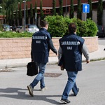 Carabinieri NAS Pescara, farmaci stipati con pneumatici e batterie per auto. 2 persone denunciate
