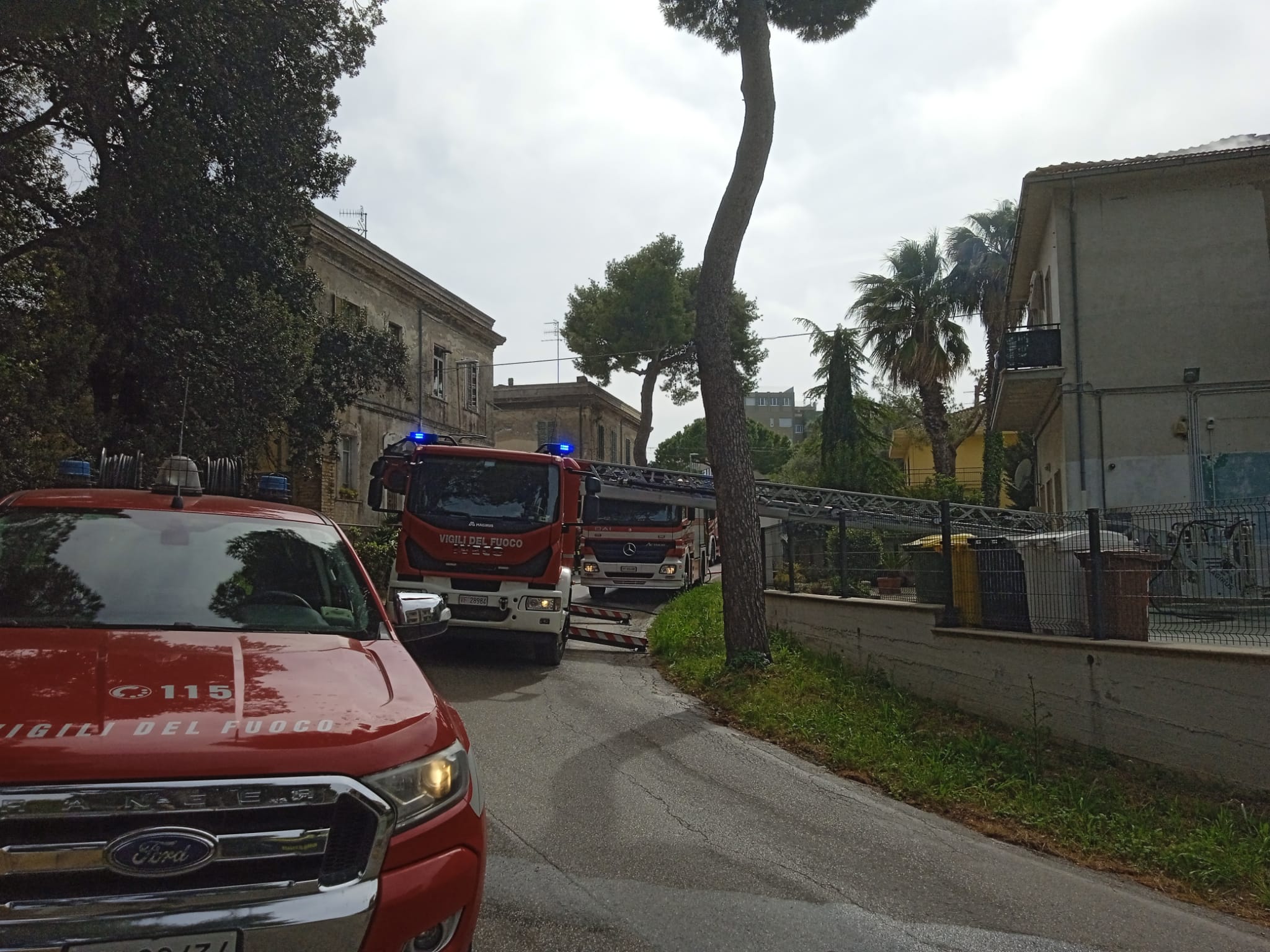 Paura a Giulianova: incendio devasta il sottotetto di una palazzina in via Veneto