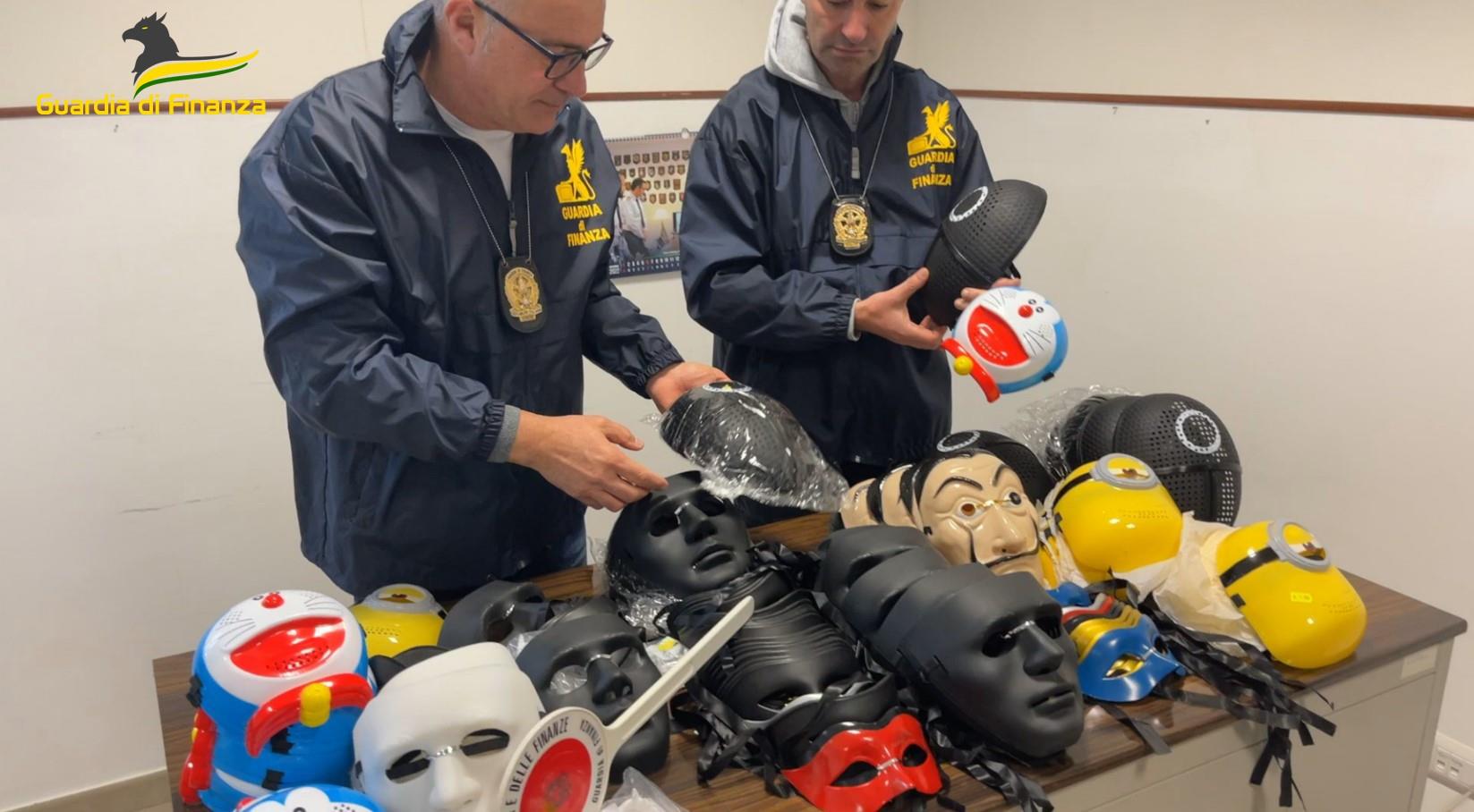 Piano di azione Stop Fake, La Guardia di Finanza di Pescara sequestra oltre 400mila maschere e giochi di carnevale cinesi contraffatti 
