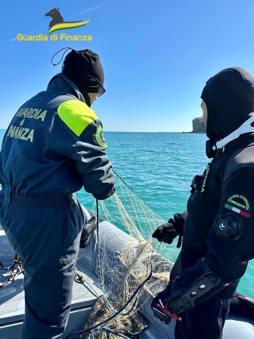 Ortona, Il Roan della Guardia di Finanza di Pescara sequestra circa mille metri di rete da pesca abusiva ai Ripari di Giobbe 