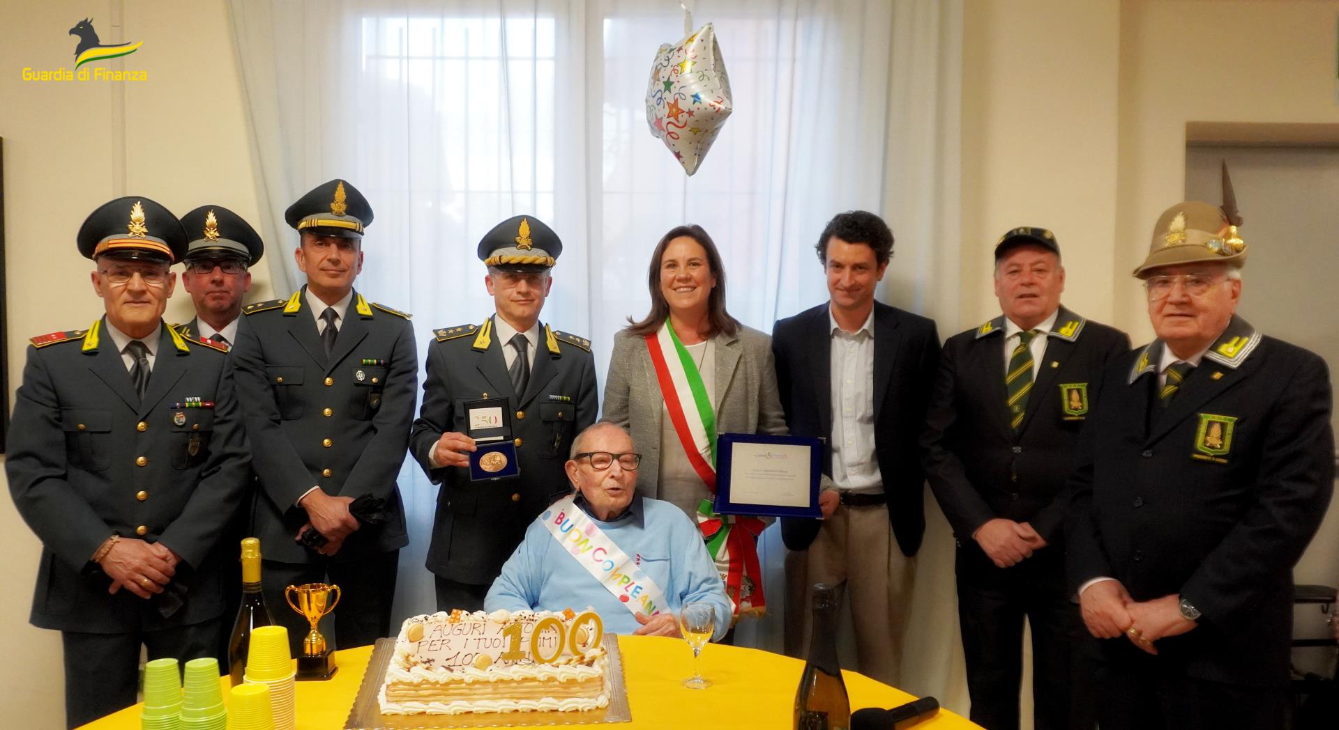 Guardia di Finanza di Chieti in festa per i 100 anni dell'Appuntato in congedo Antonino Zafenza