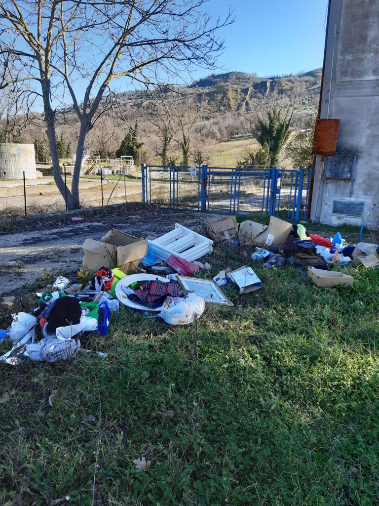 Abbandono di rifiuti, multe da 600 euro per i trasgressori. Il sindaco e l’assessore Zappalorto: “La città non è una discarica, chi trasgredisce sarà responsabile”