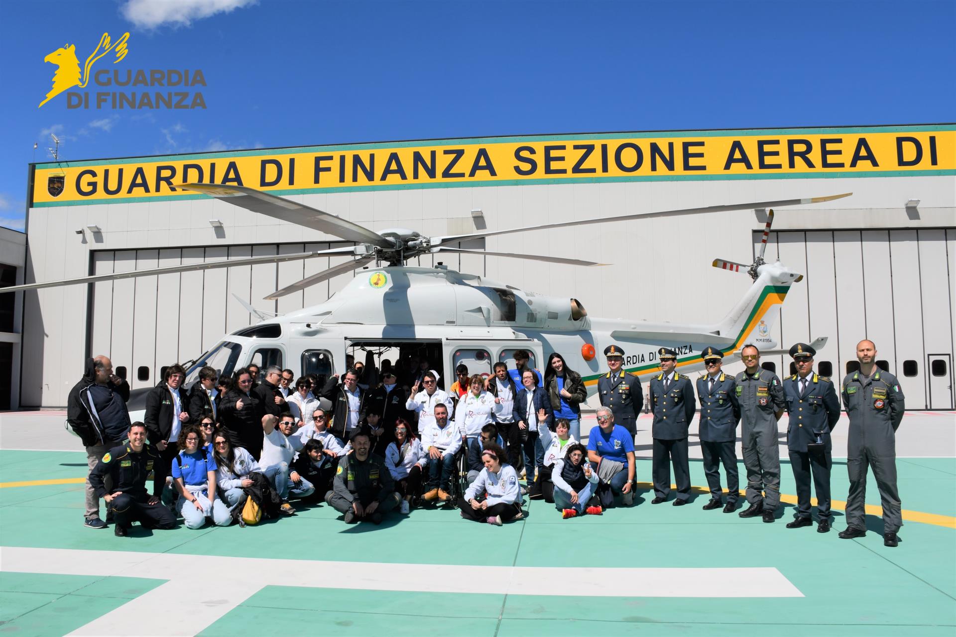 Solidarietà e inclusione: La Guardia di Finanza accoglie i ragazzi di Rurabilandia nella base aeronavale di Pescara