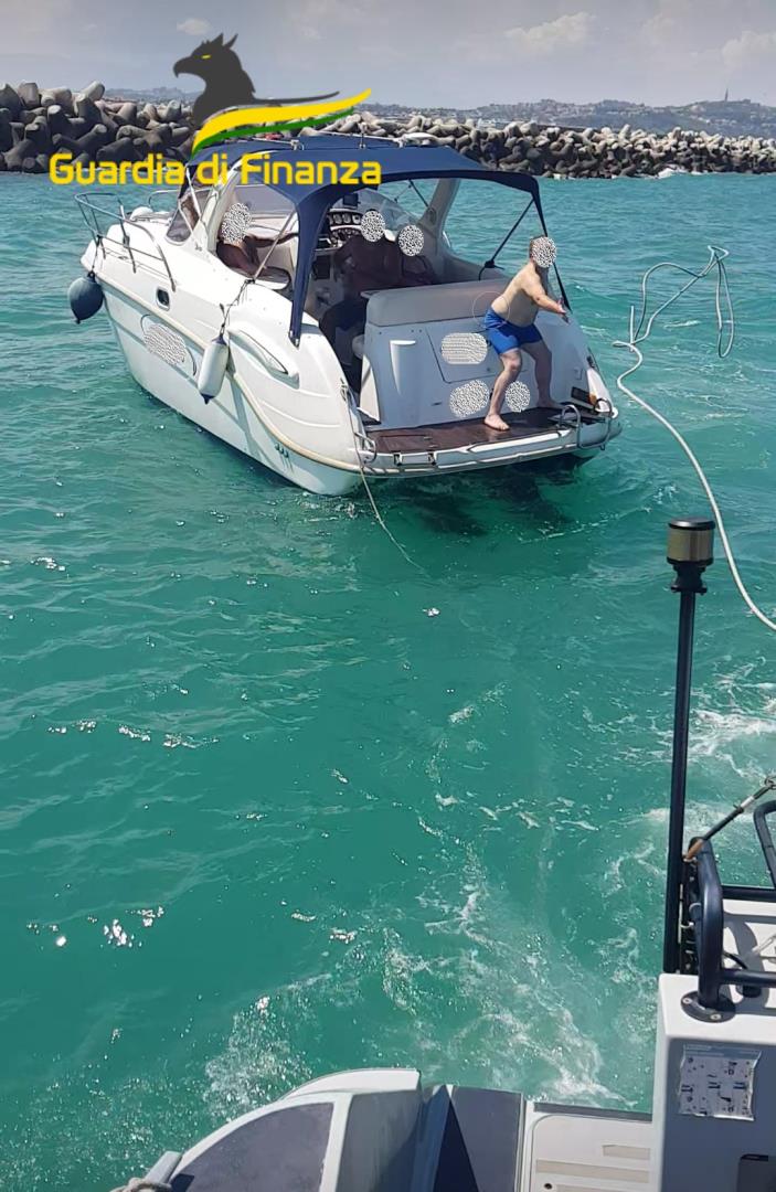 Barca sugli scogli, diportisti salvati dalla Guardia di Finanza di Pescara