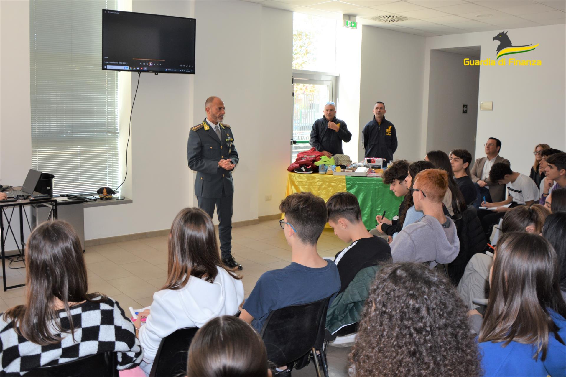 Pescara, la storia della fiamma gialla Ermando Parete raccontata agli studenti liceali, a lezione di sicurezza e legalita’ in guardia di finanza.