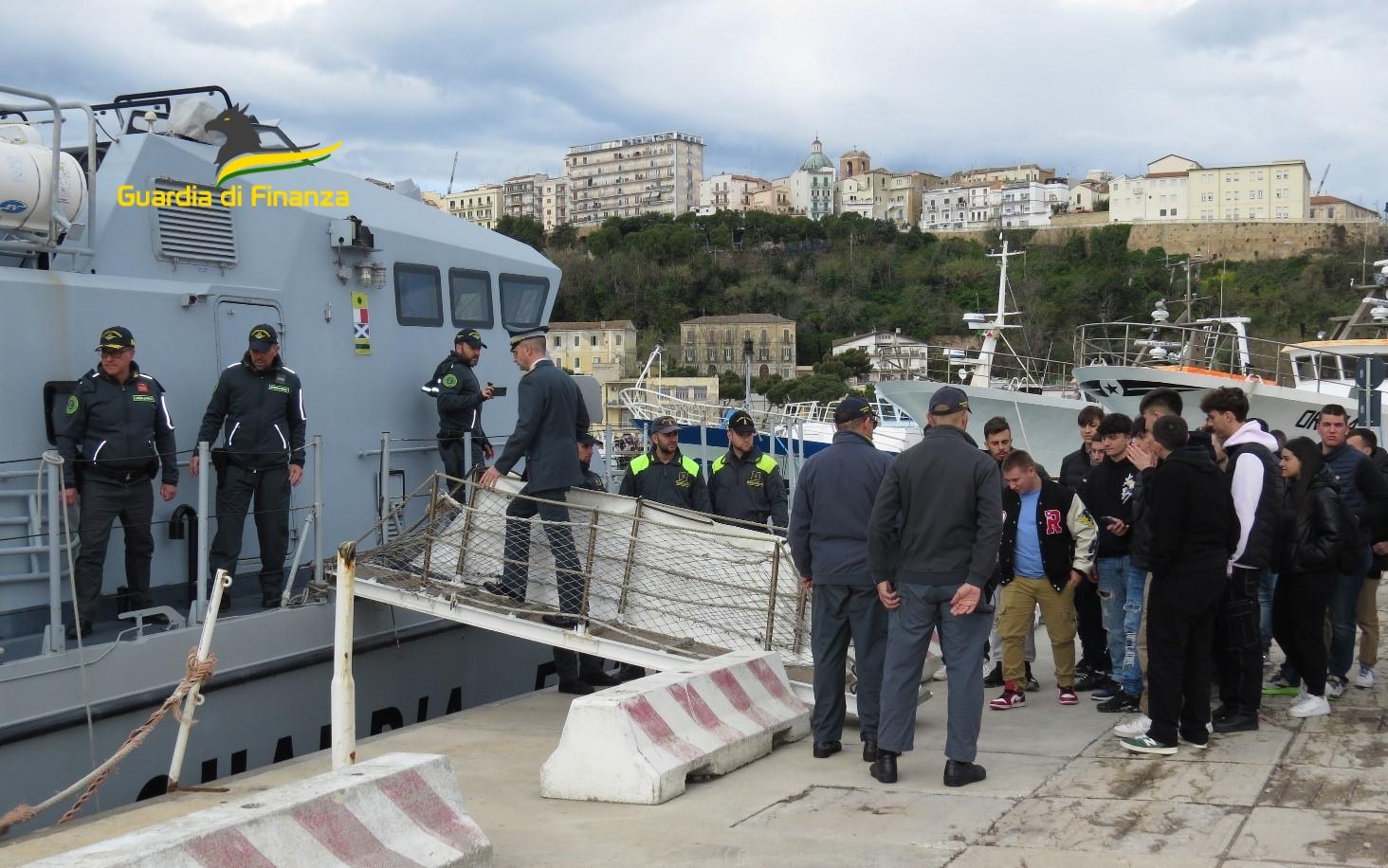 Le scuole con la Guardia di Finanza di Pescara per la Giornata del Mare
