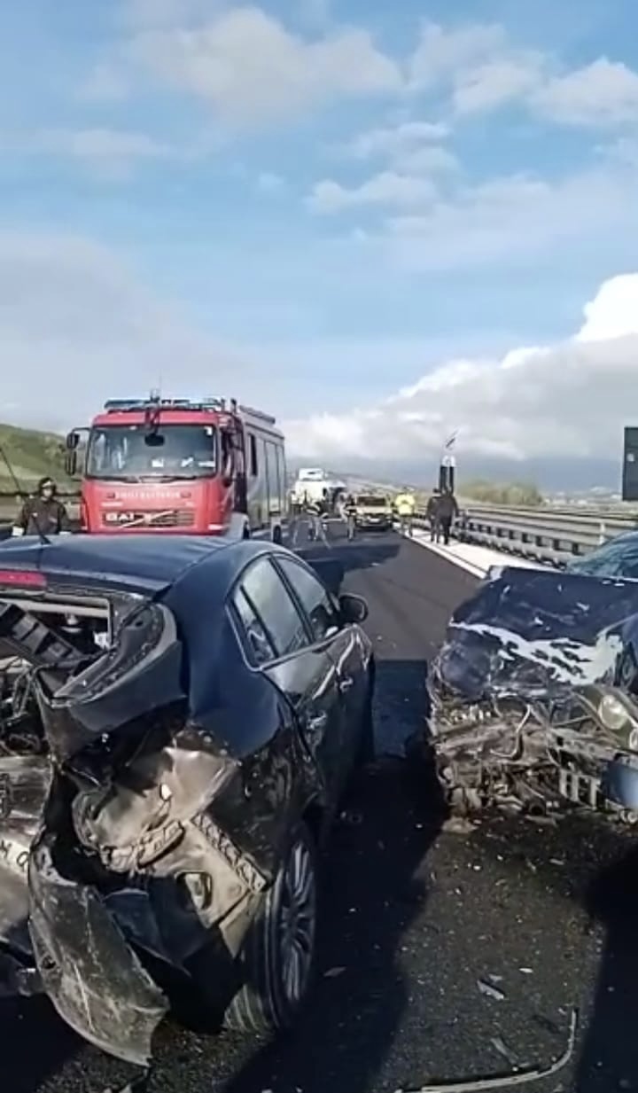 Incidente stradale sulla Teramo mare, violento tamponamento tra tre auto, ferito un uomo