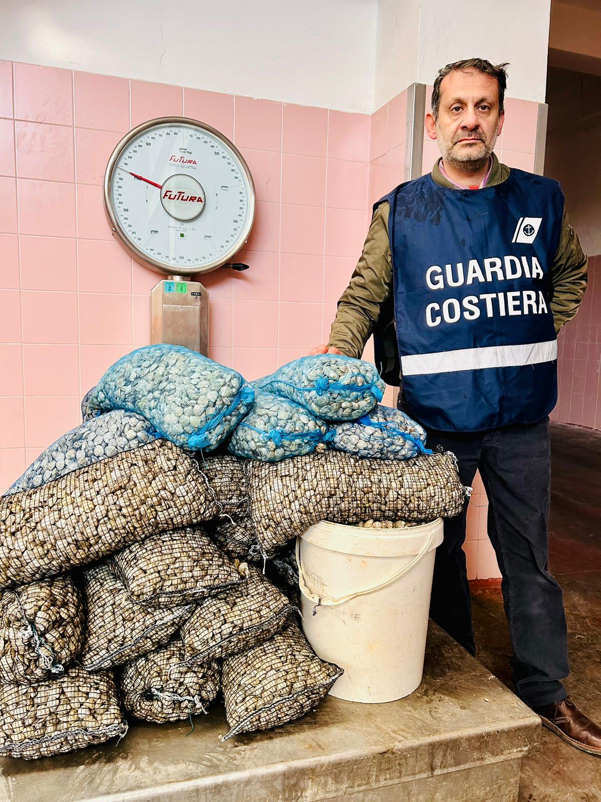 Roseto, la Guardia Costiera sequestra oltre cinque quintali di vongole