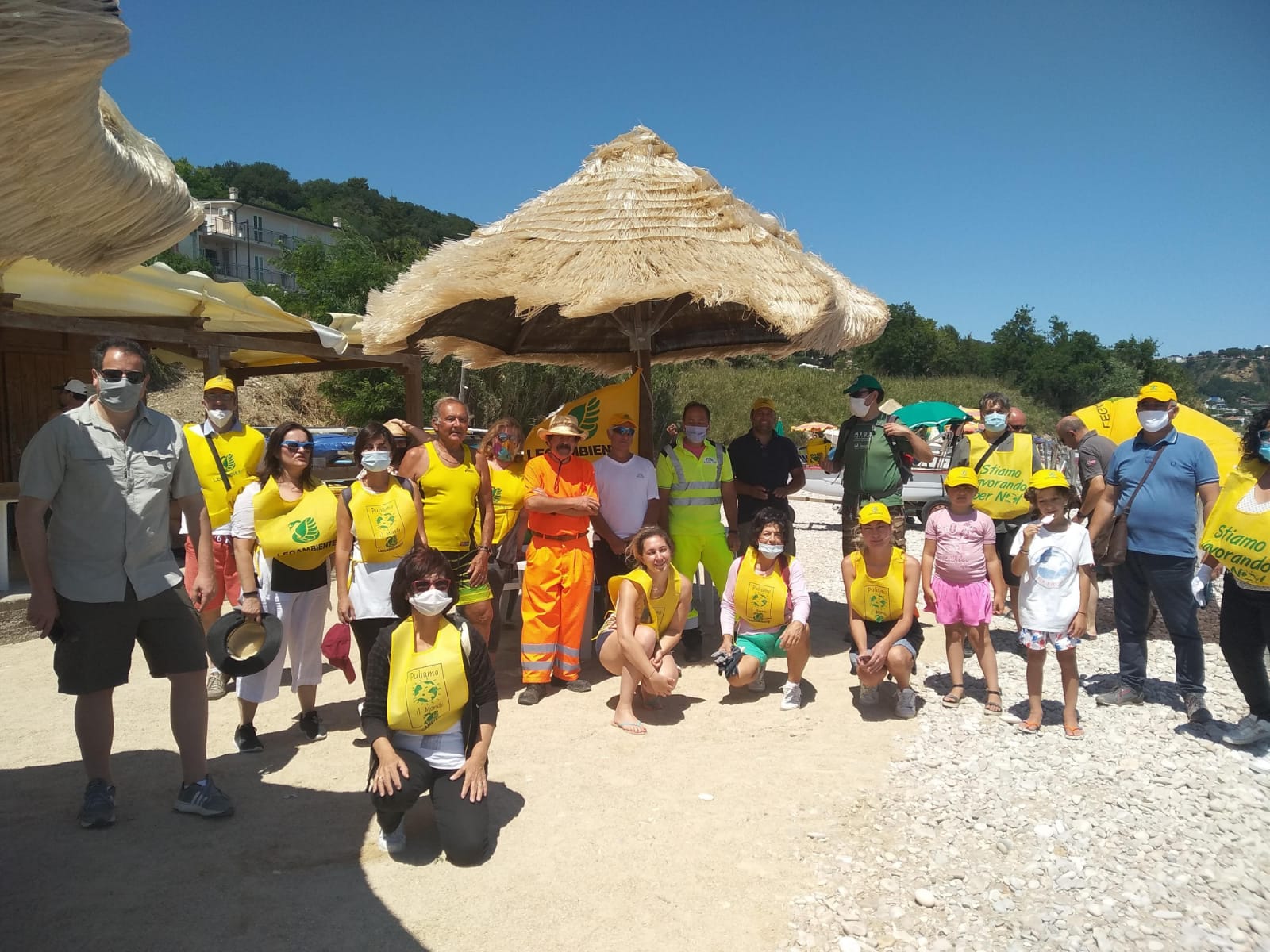 A Fossacesia i volontari puliscono la spiaggia della Fuggitella, nominati anche gli ispettori ambientali