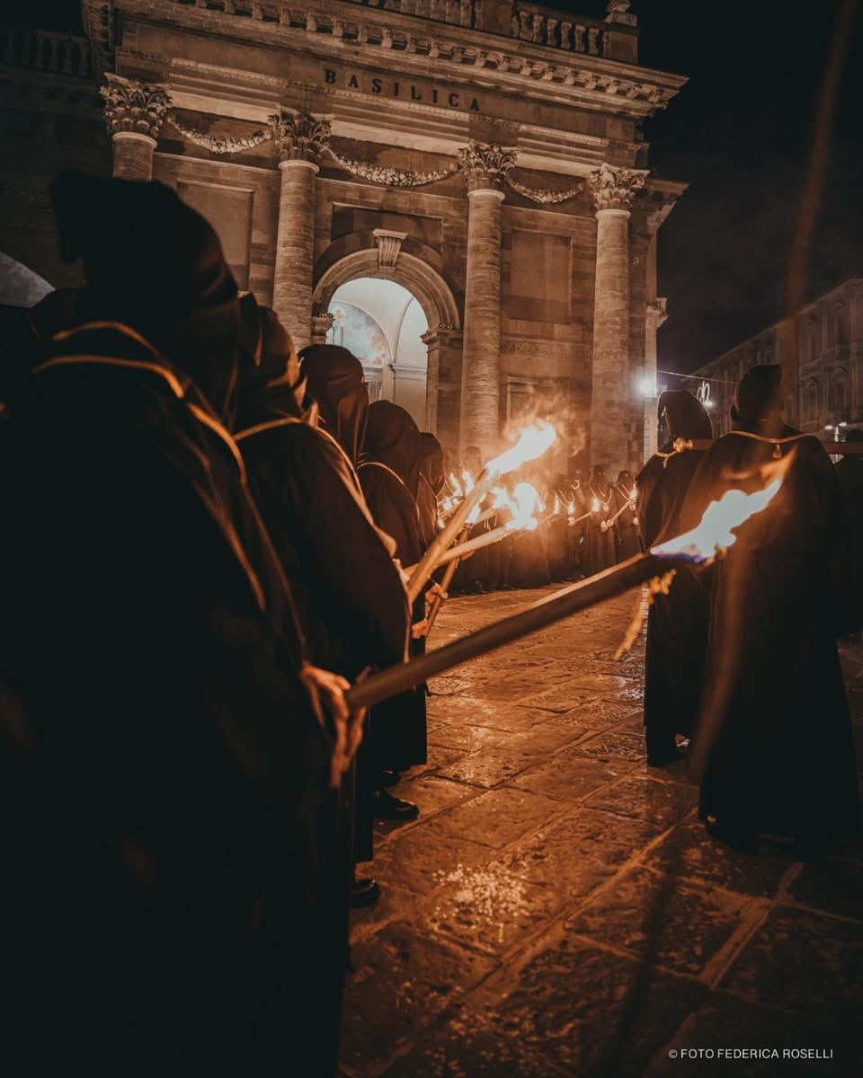 Lanciano, L’attesa per la Processione degli Incappucciati scalda l’anima della città 