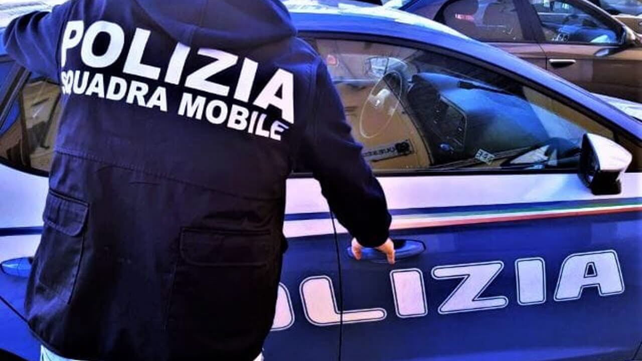 Trovato morto in casa a Pescara: indagini della Polizia in via Rossetti, in ospedale l'anziana madre