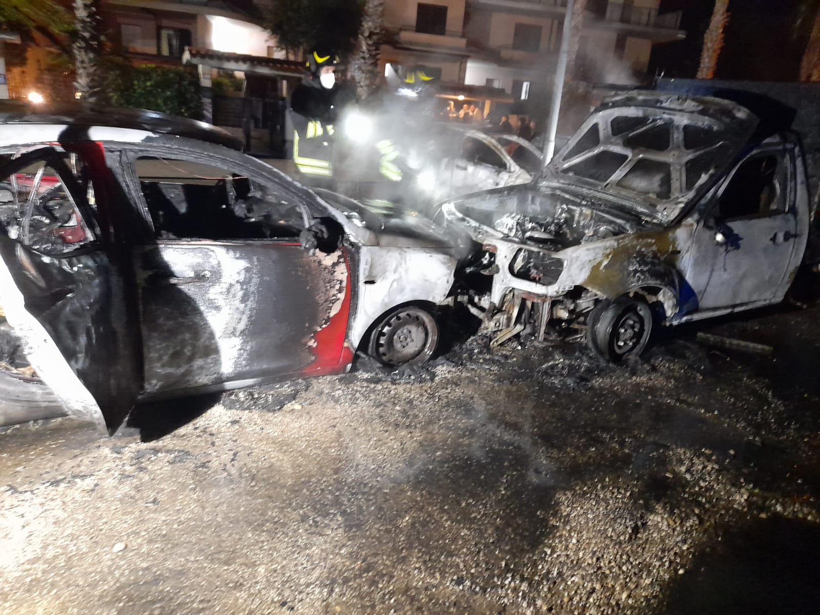 Corropoli, Vigili del Fuoco impegnati nella notte per l'incendio di tre di autovetture in sosta