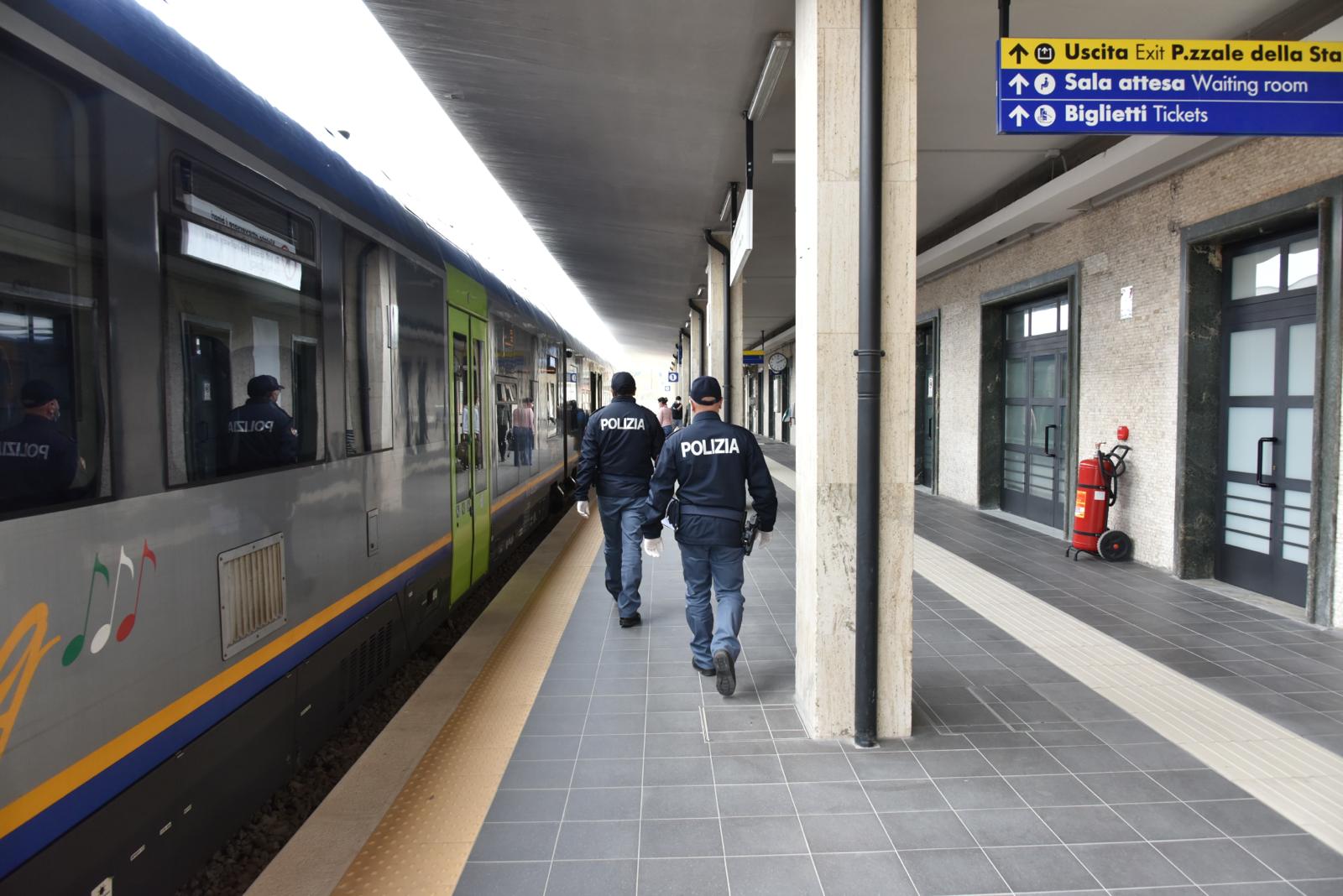 Pescara, in stato confusionale scaraventa a terra alcuni oggetti della tabaccheria della stazione, interviene la Polfer
