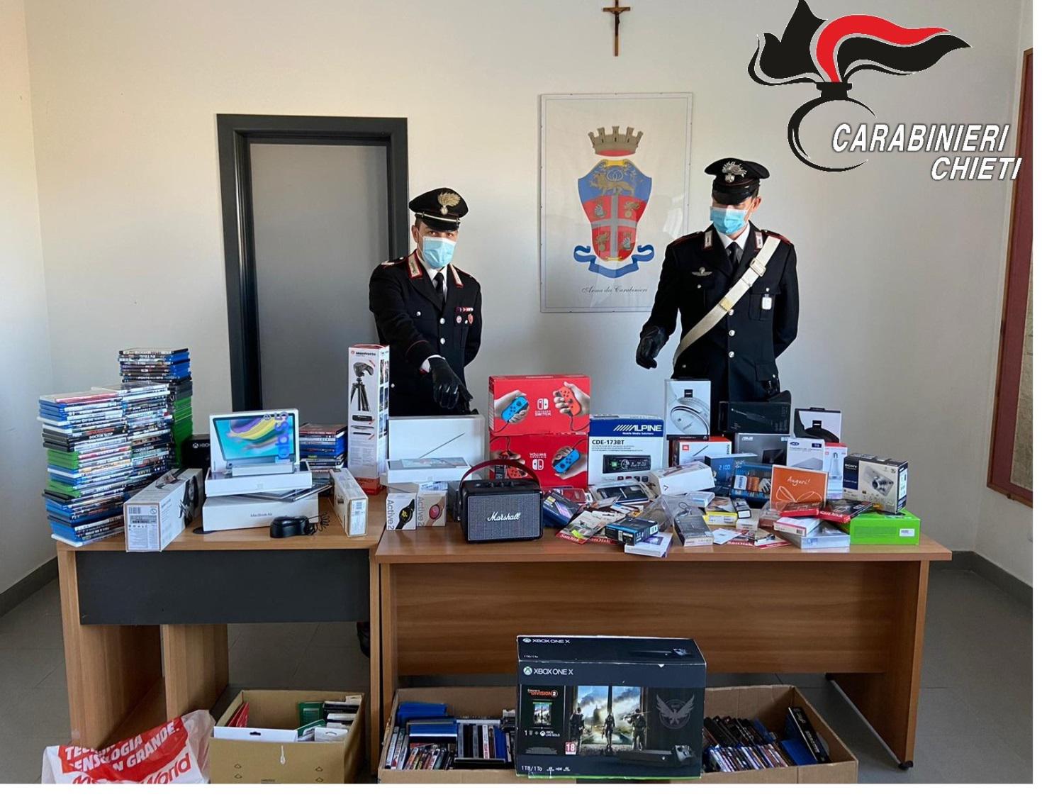 Chieti Scalo: scoperto dai carabinieri a rubare nel centro commerciale dove lavora, in casa aveva merce per 100mila euro