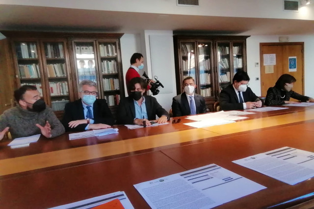 Coronavirus Abruzzo, Il Centrosinistra: “La Regione lascia sindaci e Comuni da soli nel caos provocato con l’ordinanza che fa slittare la riapertura delle scuole, ma non garantisce tamponi per tutti”