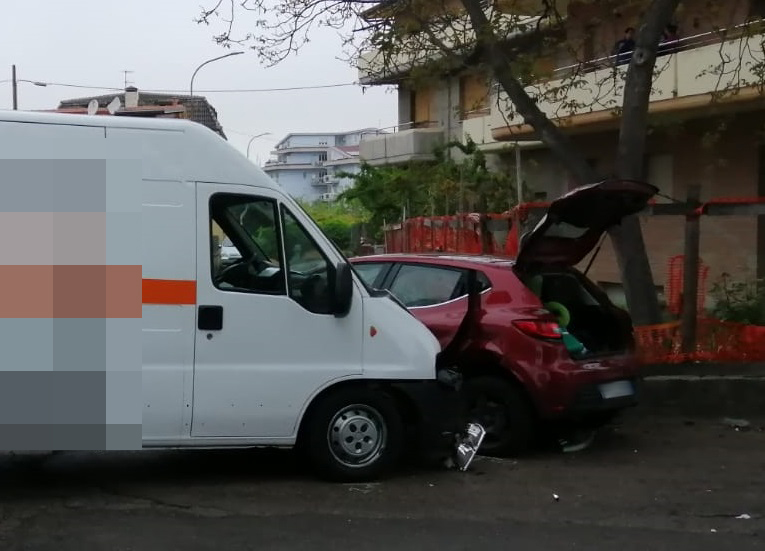 Incidente stradale a Lanciano, scontro tra un'auto e un furgone, ferite mamma e figlia