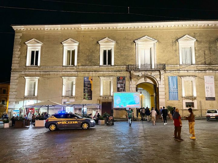 Vasto, salvata dalla Polizia una donna, era già stesa sui binari, voleva togliersi la vita