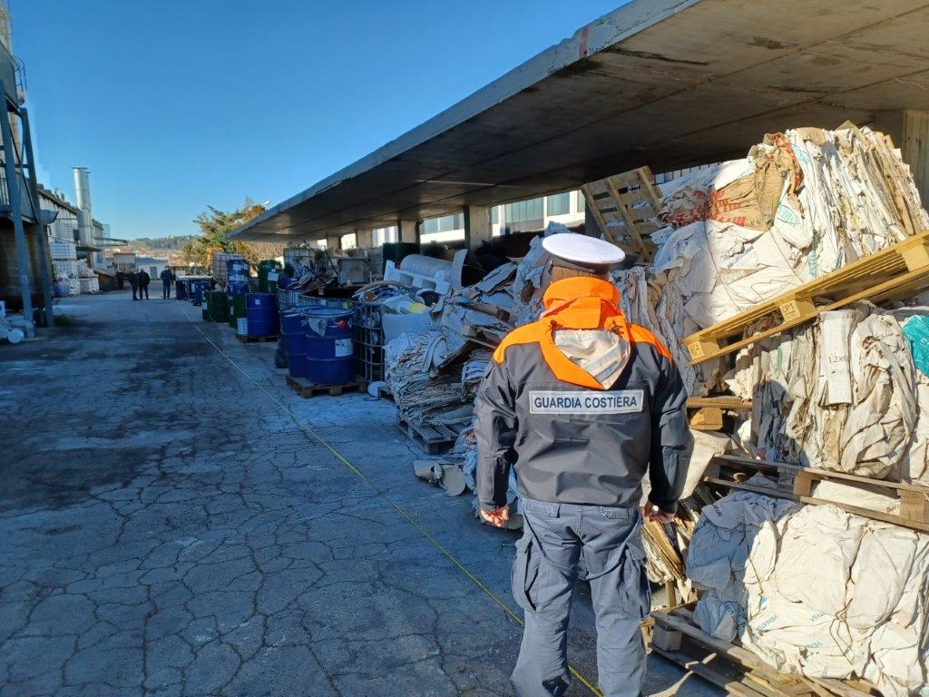 Deposito incontrollato di rifiuti, la Capitaneria di Porto di Pescara interviene in un colorificio