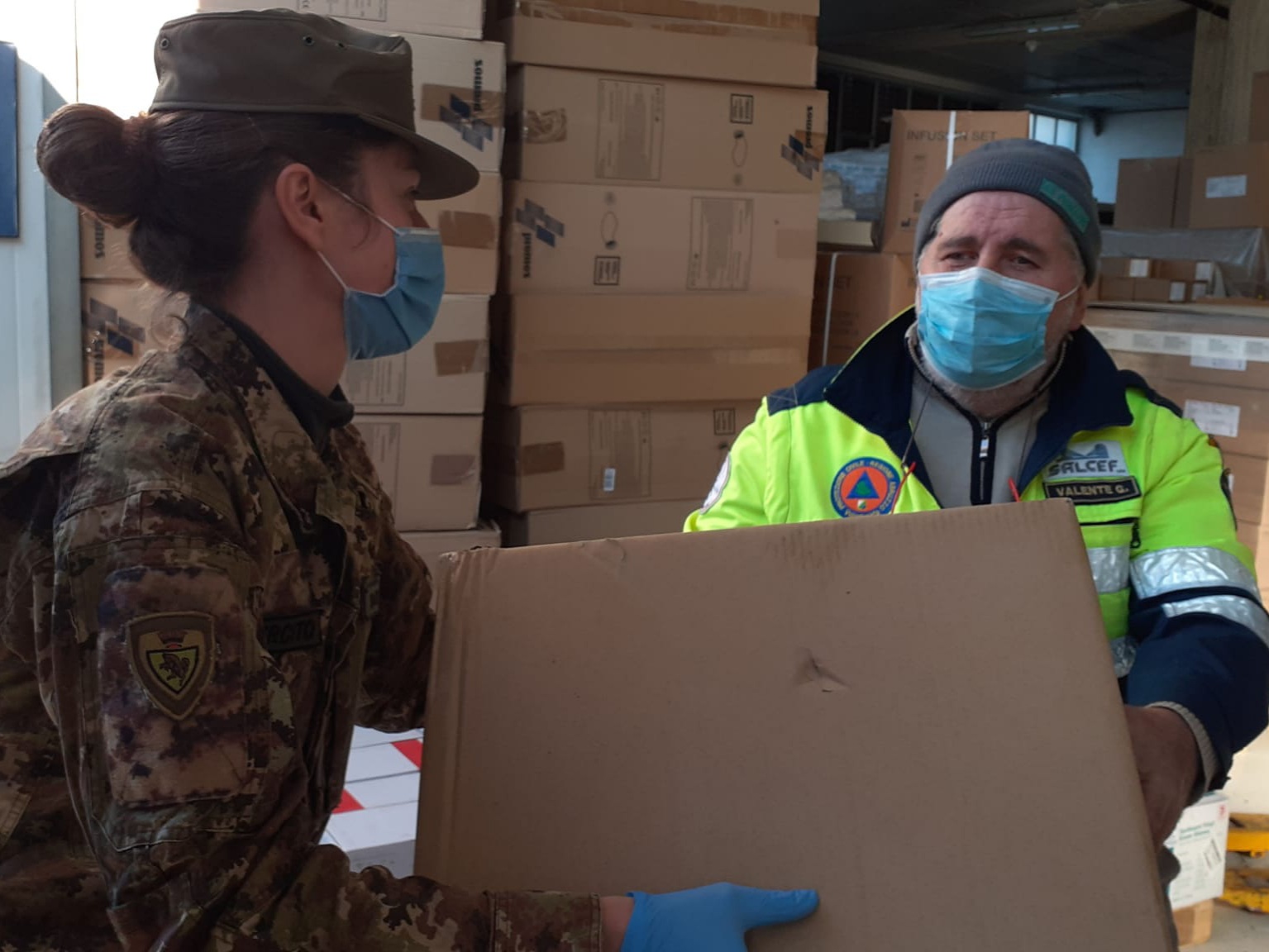 Coronavirus, in provincia di Chieti ci si prepara allo screening di massa, gli alpini consegnano 130mila mascherine alla protezione civile