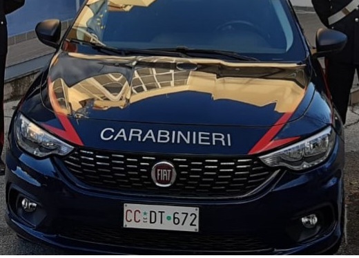 Tenta una truffa a un’anziana, investe un carabiniere e fugge sotto i colpi: caccia all’uomo a Chieti