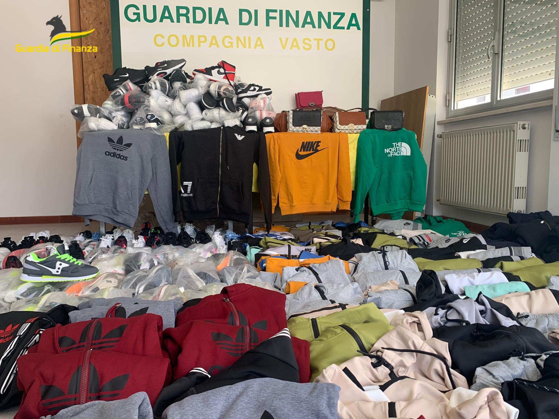 Vasto, sequestrati capi d'abbigliamento e accessori contraffatti