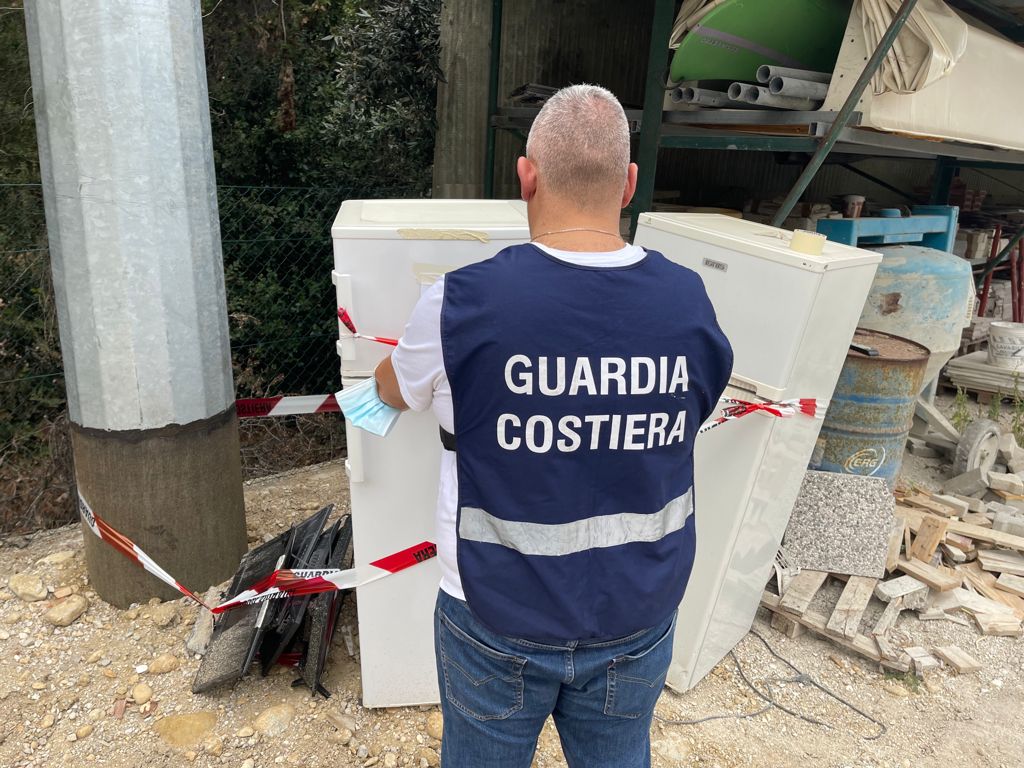 Roseto degli Abruzzi, la Capitaneria di Porto di Pescara scopre rifiuti speciali pericolosi e non in un villaggio turistico 