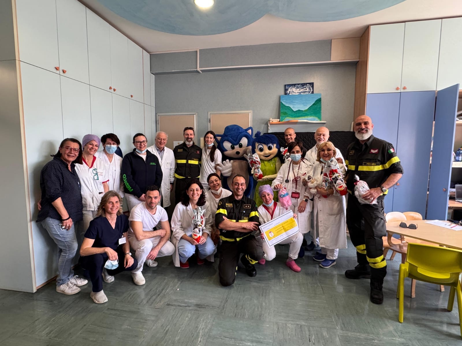 Pescara, i Vigili del Fuoco portano la Pasqua ai bambini dell’ospedale: tra sorrisi, peluche e un gesto che stringe il cuore