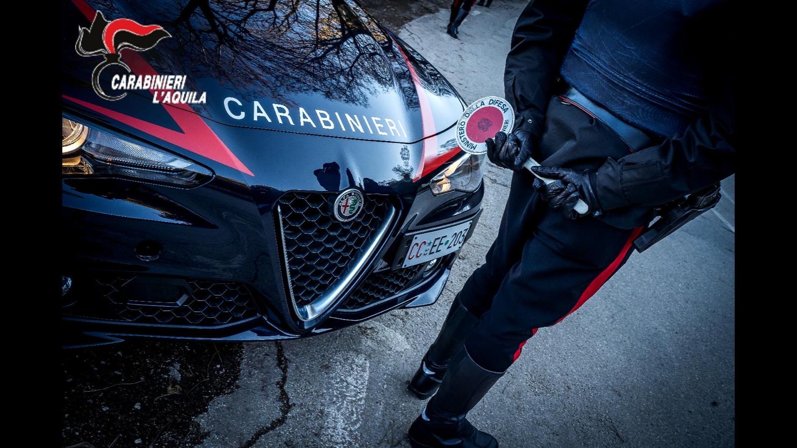 Altopiano di Navelli, 81enne chiusa in stanza per sfuggire al figlio: 47enne arrestato dai Carabinieri per maltrattamenti