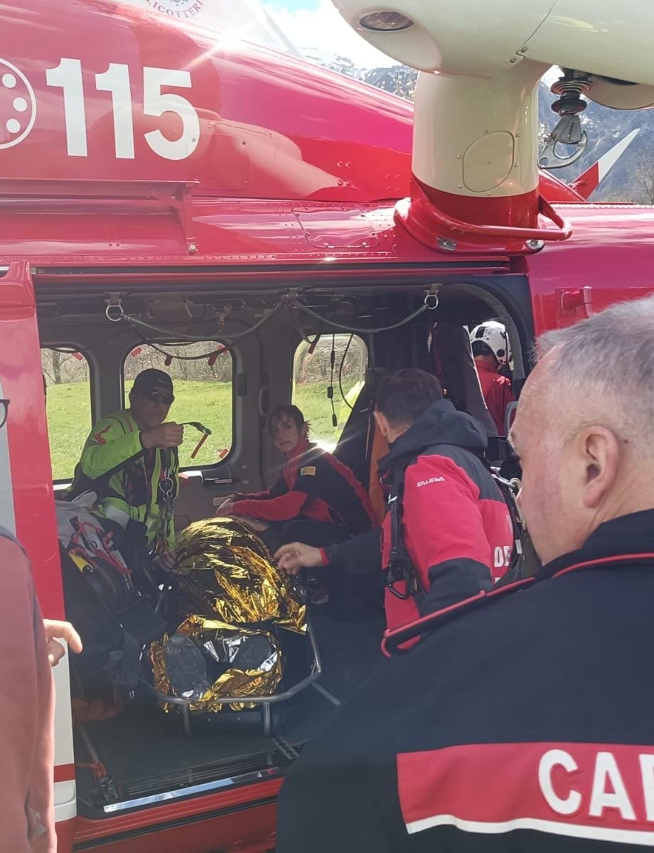 Cade in un canale durante un’escursione: 84enne salvato dai Vigili del Fuoco a Isola del Gran Sasso