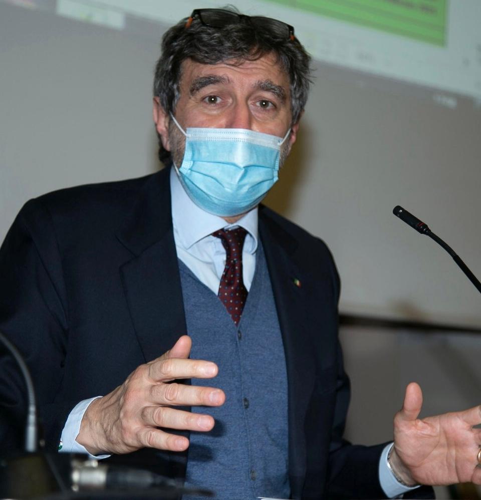 Coronavirus, Marsilio: L'Abruzzo chiede più vaccini per le zone rosse e l'autorizzazione a somministrare solo le prime dosi