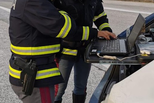 L’Aquila, ubriaco e contromano sull’A25 fermato dalla Polizia di Stato