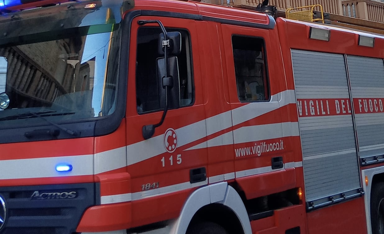 Incendio in una casa abitata da studenti in viale Benedetto Croce a Chieti Scalo 