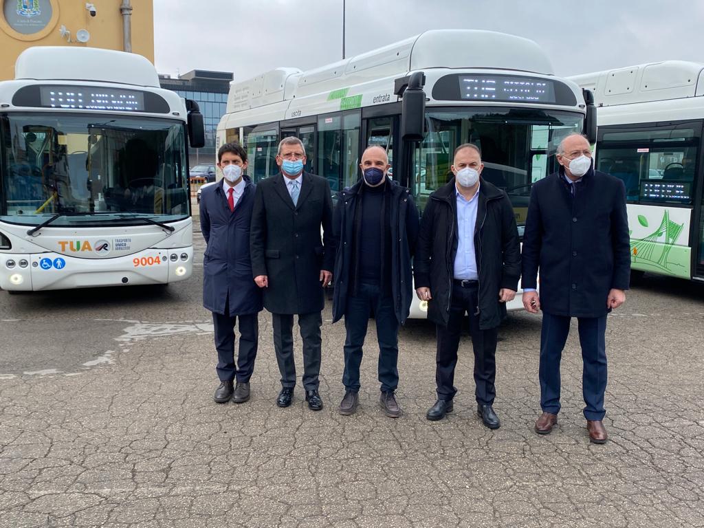 Pescara, presentati questa mattina cinque autobus elettrici TUA per il trasporto in città