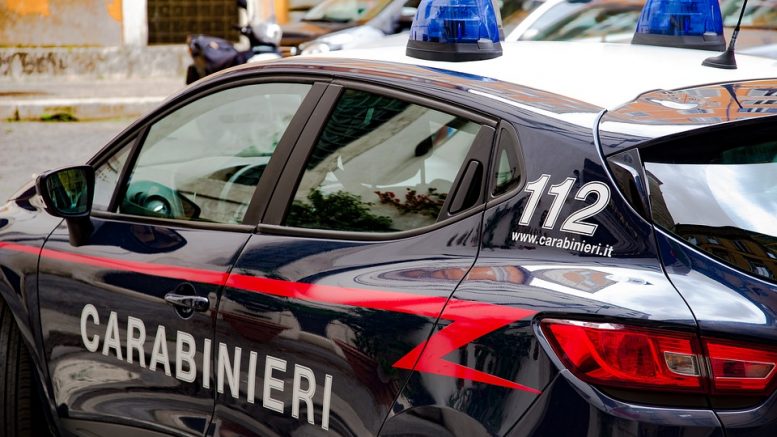 Carica l'auto elettrica con la corrente dei vicini, denunciato dai Carabinieri un uomo di Casalincontrada