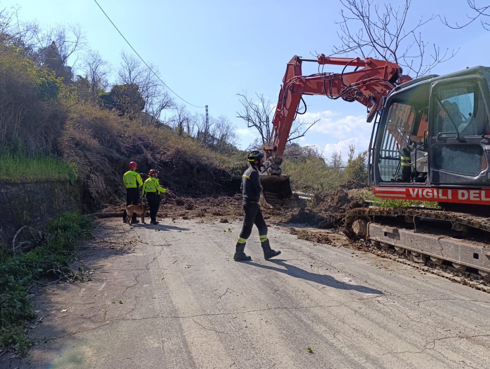 Frana di 30 metri sulla strada provinciale che conduce a Silvi alta, timore per la sicurezza di un campeggio 