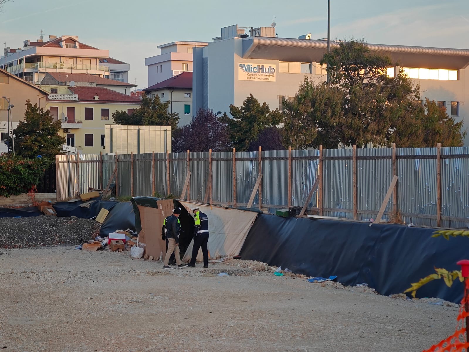 Pescara, smantellato dalla Polizia Locale accampamento abusivo nell'ex area di risulta: denunciate 10 persone